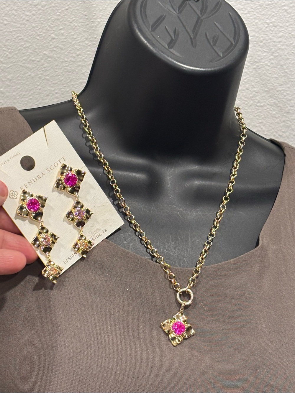 New💕 Kendra Scott Gold-Tone Floral Necklace with Hot Pink and Light Pink Stones